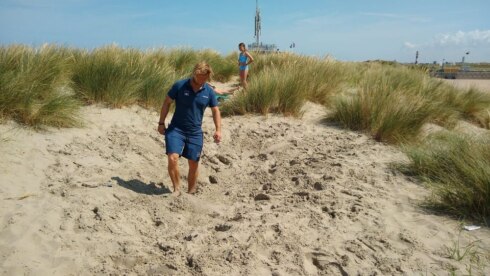 2023-07-18 00:00:00 - Kind (8) bedolven onder zand, reddingsdiensten waarschuwen: "Graaf alstublieft geen tunnels"