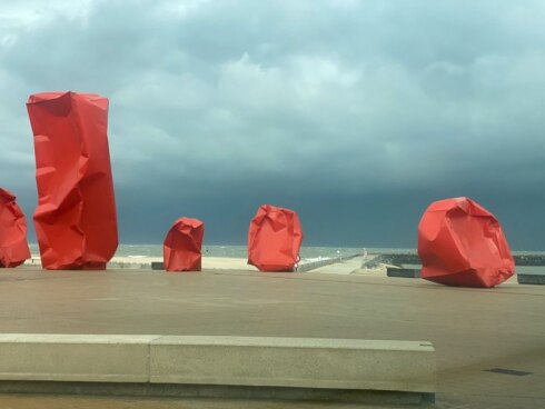 2021-10-21 00:00:00 - Stormweer: strekdam Oostende afgesloten voor het publiek