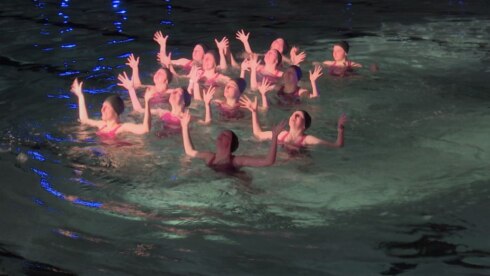 2022-04-15 00:00:00 - 100 synchroonzwemsters na vijf jaar afwezigheid terug voor optreden