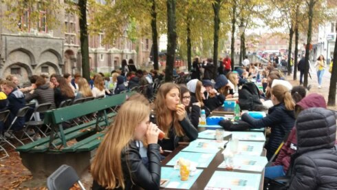 2017-09-28 00:00:00 - Lange eettafel tegen eenzaamheid in Brugge