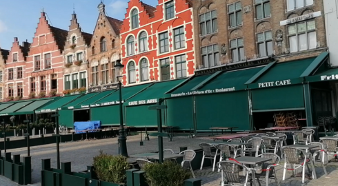 2020-10-19 00:00:00 - Vreemd: lege terrassen in herfstzon in Brugge