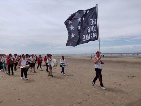 2021-06-20 00:00:00 - Eerste Long Parade in De Panne