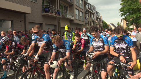 2019-06-20 00:00:00 - Wielrenners eren overleden Joren Touquet