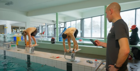 2023-05-03 00:00:00 - Average Rob en Arno the Kid aan start Aquathlon Decospan Triatlon Menen