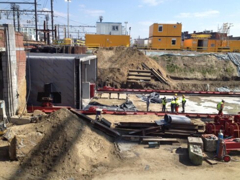 2021-04-08 00:00:00 - Nieuwe fiets- en bustunnel in Kortrijk zit op zijn plaats