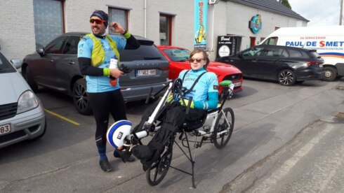 2020-02-20 00:00:00 -  Ultrakid met verlamde benen neemt deel aan zwaarste triatlon ter wereld