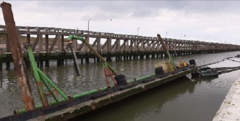 2020-06-27 00:00:00 - Baggerponton in havengeul Blankenberge staat op kantelen