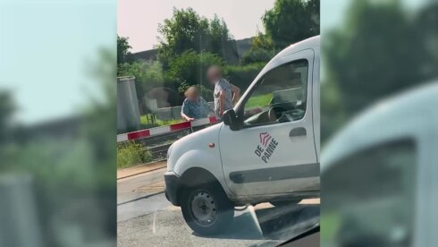 2023-09-07 00:00:00 - Levensgevaarlijk: Vrouw met rollator op overweg terwijl trein voorbijrijdt
