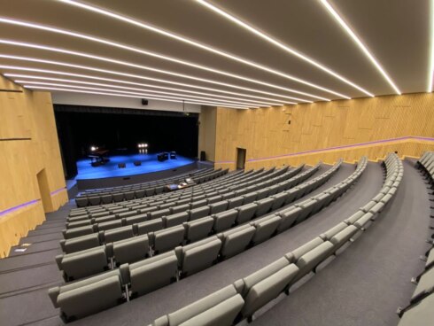2023-02-03 00:00:00 - Vernieuwde theaterzaal De Valkaart in Oostkamp opent