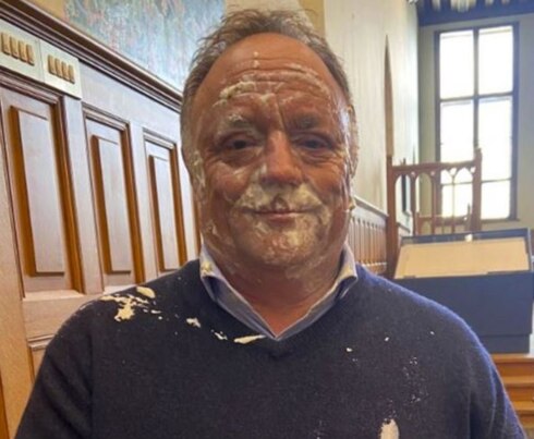 2023-04-23 00:00:00 - Van Ranst krijgt taart in het gezicht