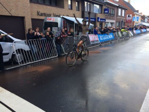 2016-10-20 00:00:00 - Wout Van Aert zet kermiscross Ardooie op zijn naam