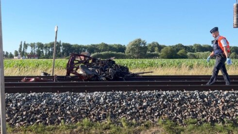 2022-07-03 00:00:00 - Auto onder trein: bestuurder komt om het leven