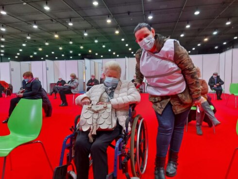 2021-03-16 00:00:00 - Hoogbejaarden krijgen eerste vaccin in Vaxpo Kortrijk