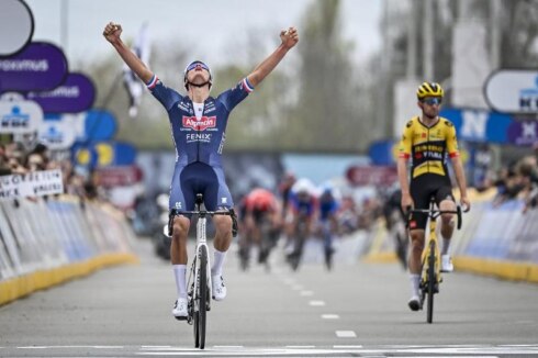 2022-03-30 00:00:00 - Van der Poel wint Dwars door Vlaanderen