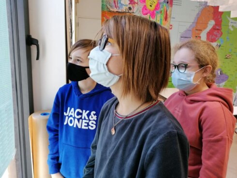 2021-01-21 00:00:00 - Deze kinderen dragen toch een mondmasker, ook al moeten ze niet