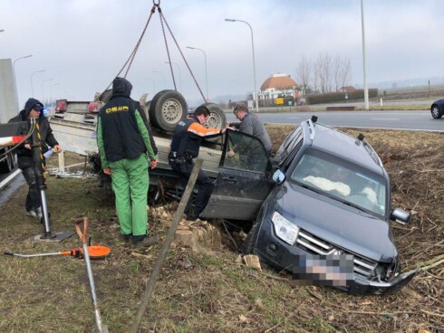 2018-03-05 00:00:00 - Man wordt onwel, wagen strandt in middenberm