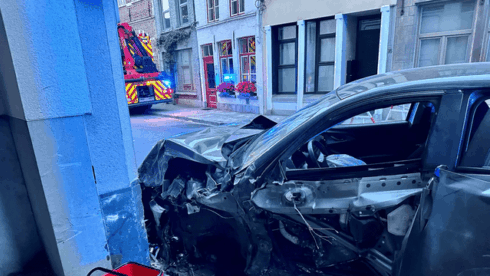 2023-07-29 00:00:00 - Auto botst tegen gevel van Garenmarkt in Brugge