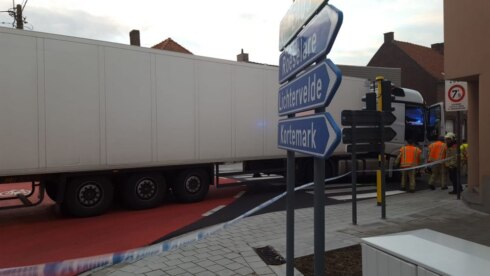 2020-11-18 00:00:00 - Ongeval Handzame: slachtoffer onder vrachtwagen