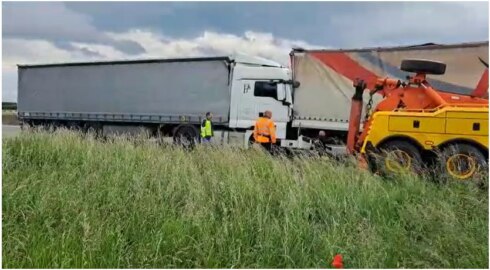 2022-05-31 00:00:00 - Vrachtwagens botsen op E40 Adinkerke: hinder richting Frankrijk