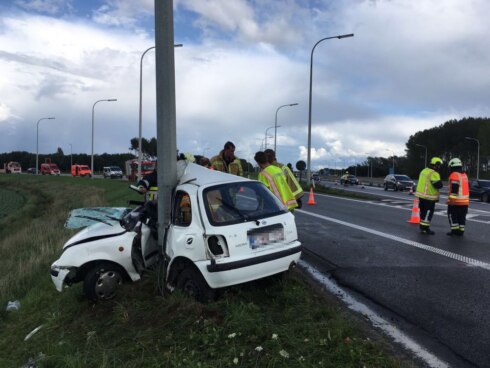 2017-09-09 00:00:00 - Wagen knalt tegen verlichtingspaal: twee zwaargewonden