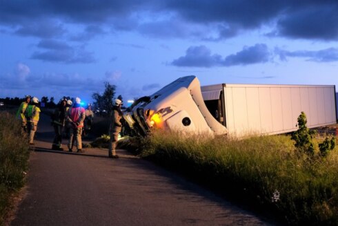 2022-05-30 00:00:00 - Vrachtwagen gekanteld op E40 Veurne: chauffeur gewond