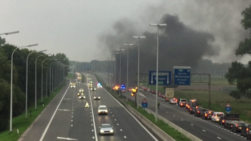 2018-09-04 00:00:00 - Twee auto's branden uit bij ongeval E403