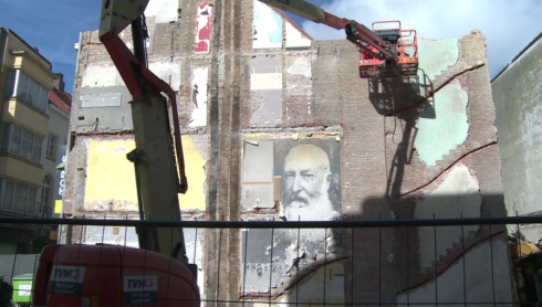 2017-10-05 00:00:00 - Reuzenposter van Leopold II opgedoken bij afbraakwerken