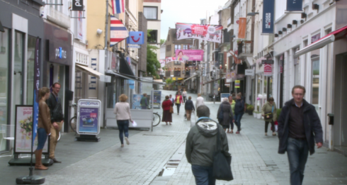 2016-10-05 00:00:00 - Kortrijk pakt losliggende tegels aan in winkelstraten