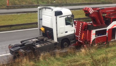 2016-10-18 00:00:00 - Vrachtwagen verliest lading na ongeval op E17