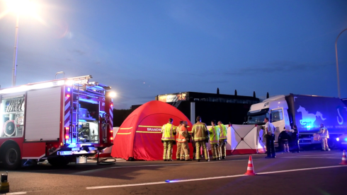 2022-06-22 00:00:00 - Man (71) sterft na botsing wagen tegen geparkeerde vrachtwagen