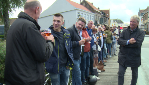 2017-09-09 00:00:00 - Recordpoging "De Langste Toost" valt in het water