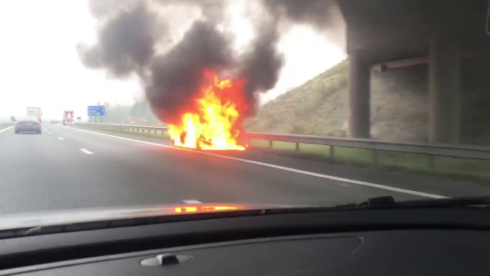 2018-12-14 00:00:00 - Chauffeur ziet zijn wagen in vlammen opgaan