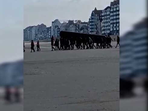 2022-10-11 00:00:00 - West-Vlaamse filmt hoe dertigtal migranten zich waagt aan oversteek op zee