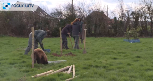 2019-03-17 00:00:00 - Vrijwilligers planten voedselbos