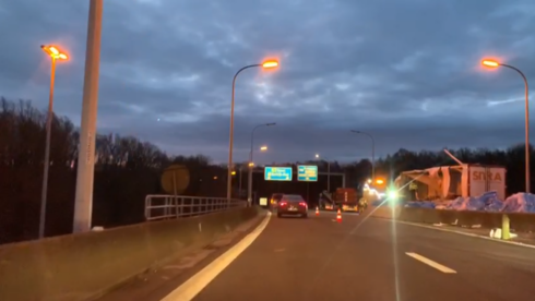 2020-01-15 00:00:00 - Gekantelde vrachtwagen zorgt voor hinder ochtendspits Kortrijk