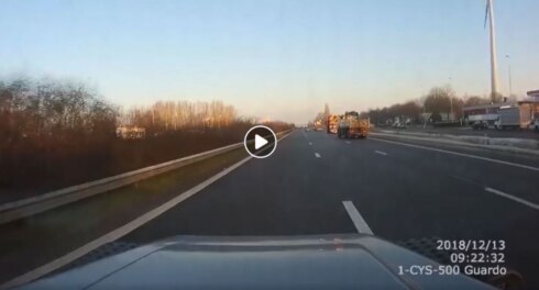 2018-12-13 00:00:00 - Vrachtwagen knalt ei zo na op botsabsorbeerder