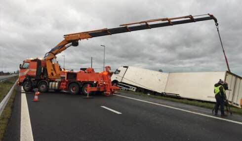 2018-01-24 00:00:00 - Vrachtwagen kantelt in Oostduinkerke