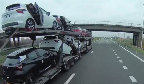 2018-12-07 00:00:00 - Transmigranten klimmen in nieuwe wagens op vrachtwagen