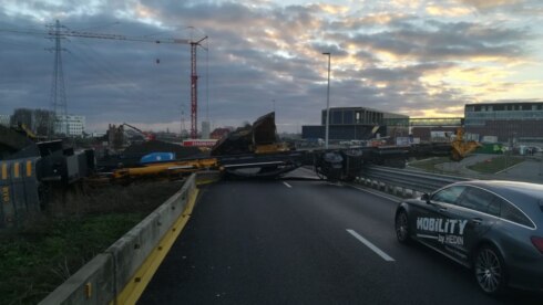 2018-12-11 00:00:00 - Kraan gekanteld op Rijksweg in Roeselare, weg nog altijd afgesloten