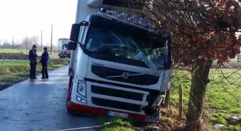 2018-02-08 00:00:00 - Vrachtwagen botst tegen paal