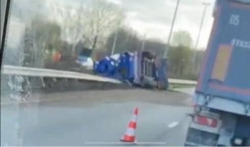 2019-11-29 00:00:00 - Gekantelde vrachtwagen veroorzaakt veel hinder in Brugge