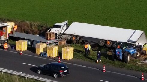2022-11-13 00:00:00 - Vrachtwagen gekanteld op E403, lading wordt gelost