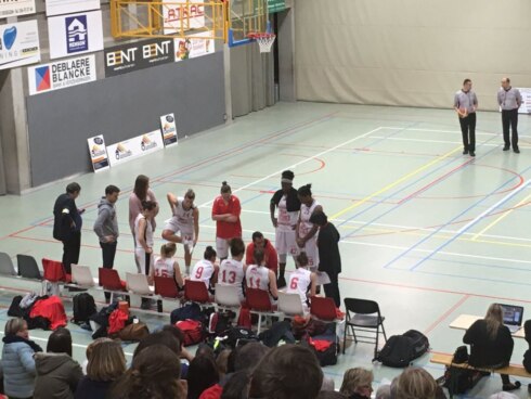 2016-12-04 00:00:00 - Vrouwenbasket: Waregem klopt Deerlijk