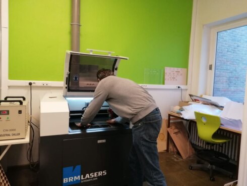 2020-03-31 00:00:00 - VTI Brugge maakt face shields voor zorgverstrekkers