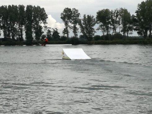 2017-09-17 00:00:00 - Jong talent geeft beste van zichzelf op  EK wakeboarden