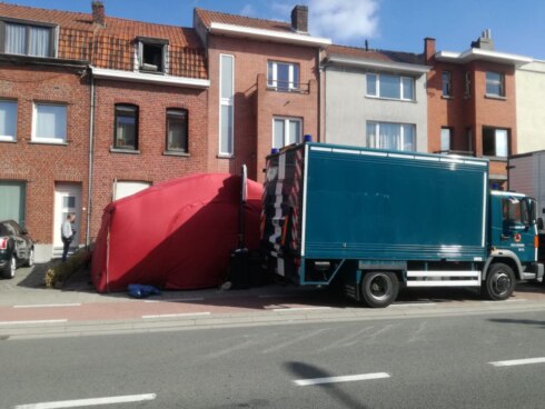 2018-09-18 00:00:00 - Kortrijk: Grote hoeveelheid oorlogsmateriaal gevonden in woning
