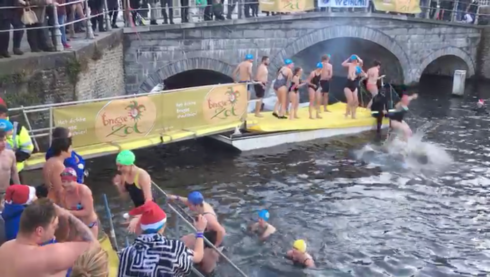 2018-12-22 00:00:00 - 150 mensen nemen deel aan Kerstduik in Brugge