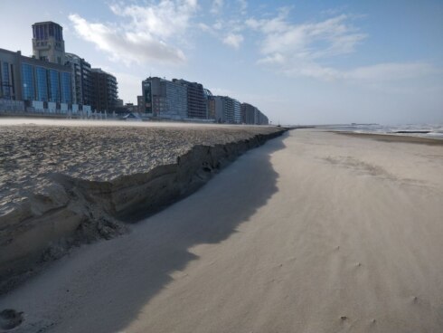 2020-02-10 00:00:00 - Kliffen op het strand door storm Ciara