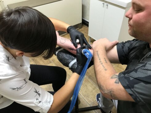 2017-12-31 00:00:00 - Primeur in West-Vlaanderen: een sprekende tattoo