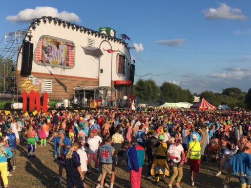 2018-08-26 00:00:00 - Kamping kitsch lokt 20.000 ‘marginalen’